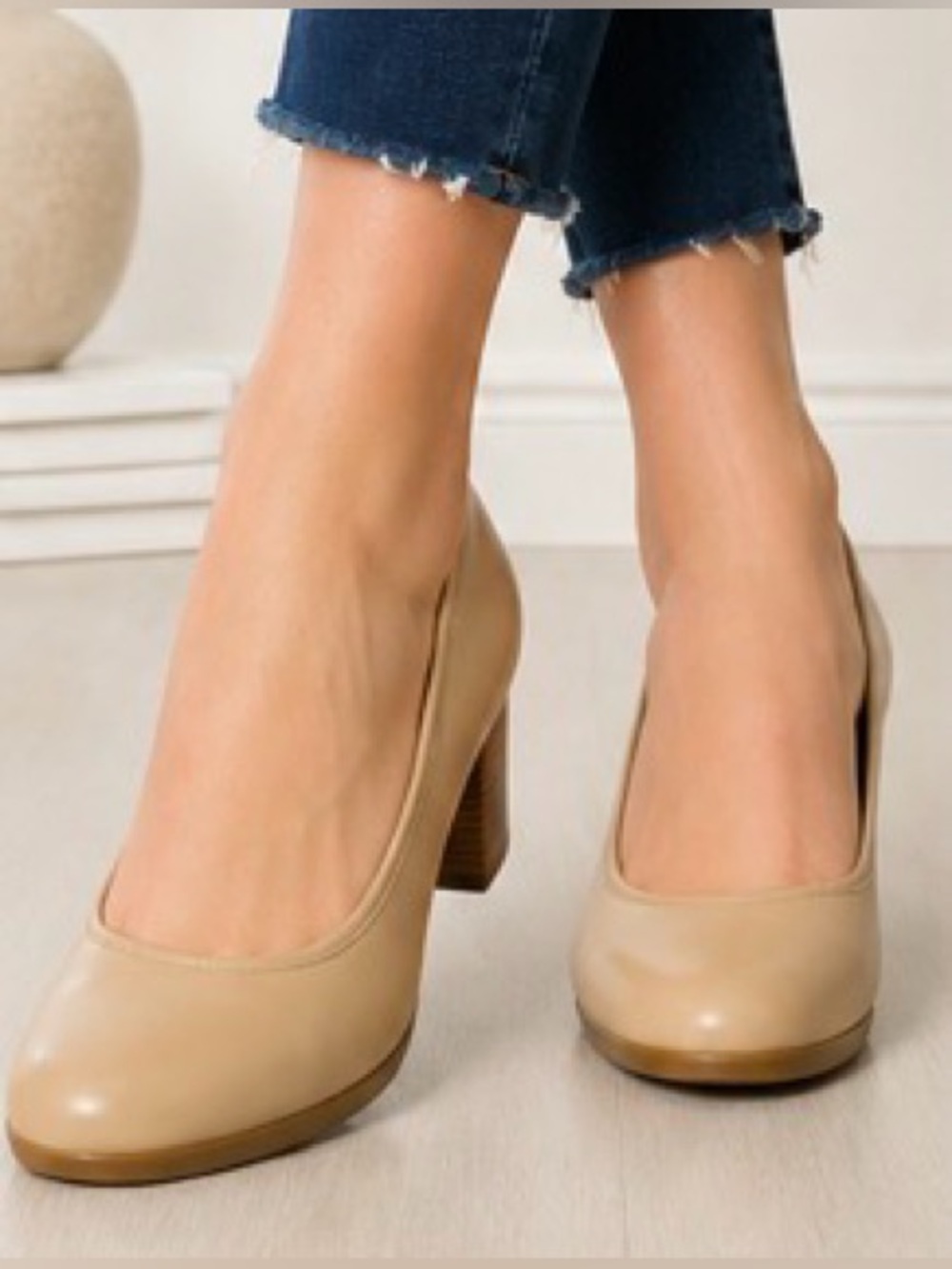 Clarks Collection Beige Block Heel Pumps Size 9.5 Comfort Classic Closed Toe